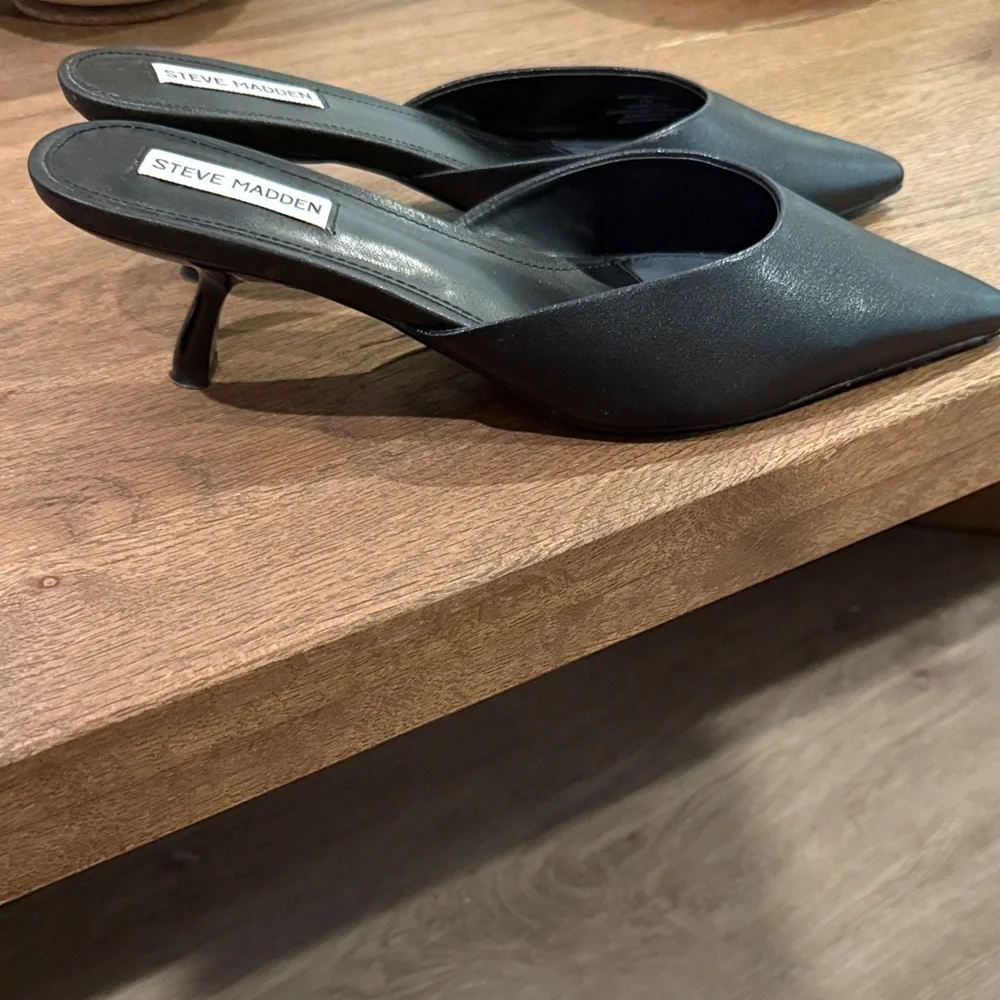 Steve Madden Black Pointed-Toe Mules - Picture 3 of 3